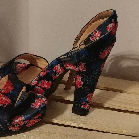 👠Nicole Miller heel 👠 - Picture 6 of 7